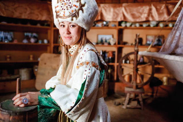 Kirgistan: Frau in traditioneller kirgisischer Nationaltracht